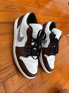 Nike Low-Top Sneakers in White, Brown, Black